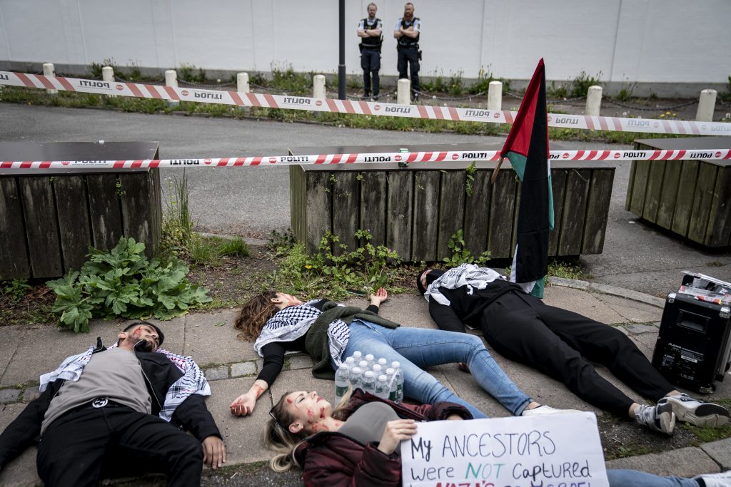 Billede fra flash mob aktionen ved den israelske ambassade.