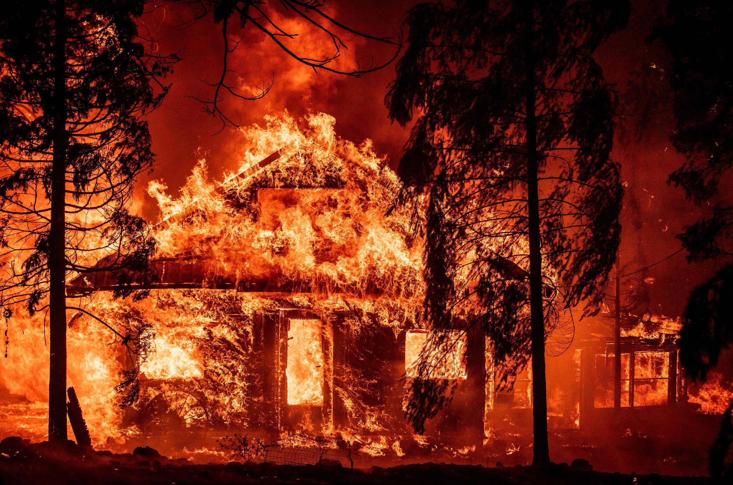 Покажи дом горит. Пожар «Дикси» в США. Пожар Дикси в Калифорнии. Пожар в Калифорнии 2021. Лесные пожары в Калифорнии 2020.