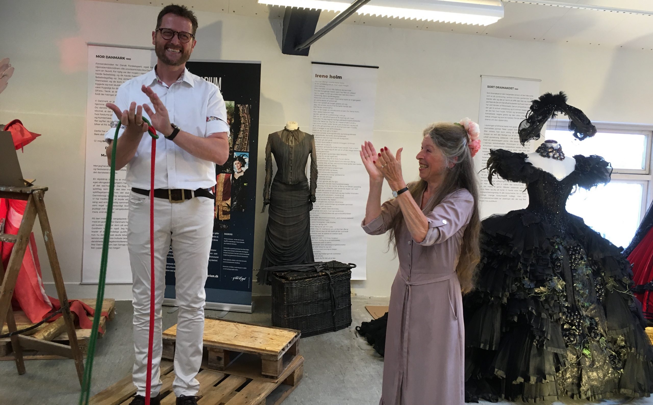 fødsel sadel Indlejre Danmarks museum for kostumer åbnet i Svendborg med Helgers kjoler som  startskrud