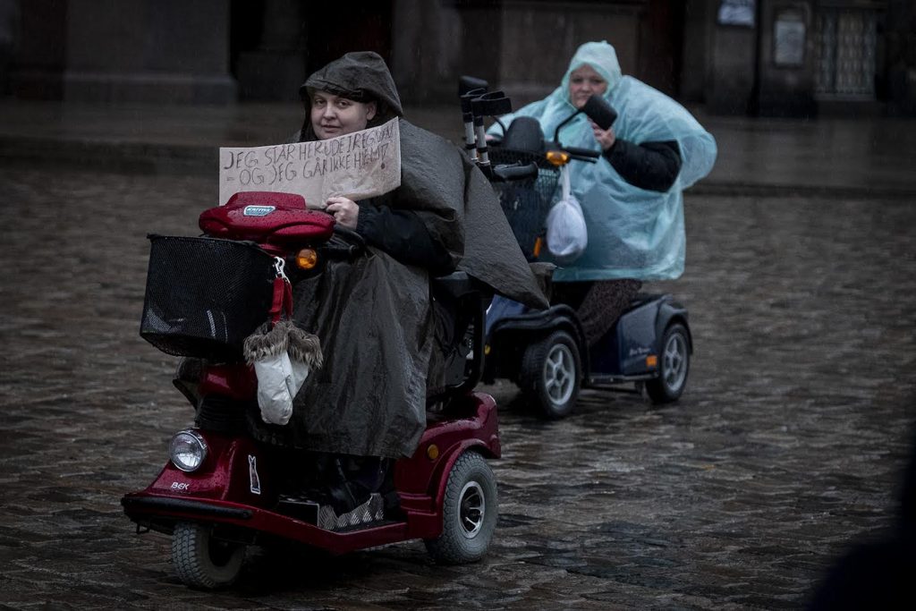 Kørestolsbrugere kørte ræs i regnen på Christiansborg Slotsplads
