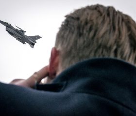 Den danske udenrigsminister ser kampfly ved besøg i Litauen