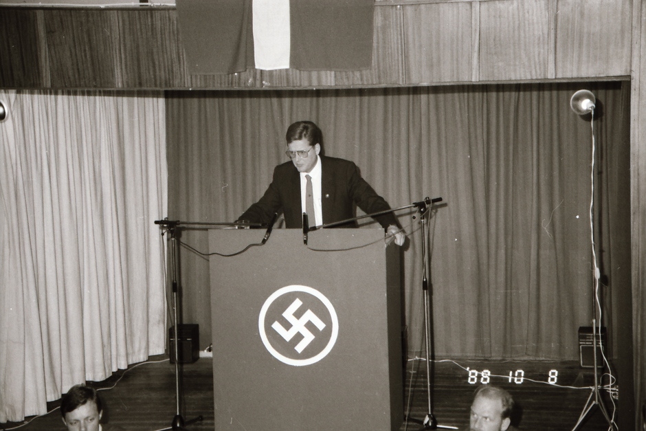 Povl Heinrich Riis-Knudsen ses her tale ved DNSBs landsmøde i 1988.