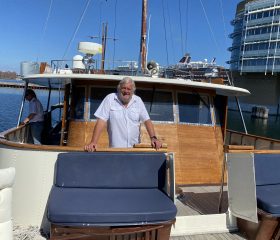 Peter Memborg-Kring har en "treårs leveregel", der betyder at der efter tre år, skal ske noget nyt. Derfor har han sat kæmpe yachten Ocean Saloon til salg.