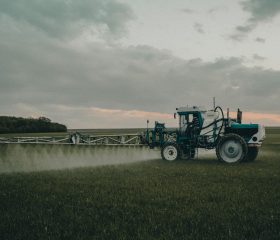 Spreder danske landmænd PFAS på marken, når de sprøjter og gøder?