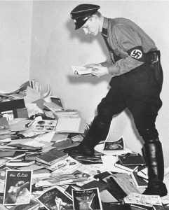 En Nazist læser før afbrænding af Dr. Hirschfelds bibliotek, Institut for seksualforskning, Berlin, 6. maj 1933 - Institut für Sexualwissenschaft - Bibliothek 1933