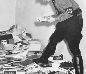 En Nazist læser før afbrænding af Dr. Hirschfelds bibliotek, Institut for seksualforskning, Berlin, 6. maj 1933 - Institut für Sexualwissenschaft - Bibliothek 1933