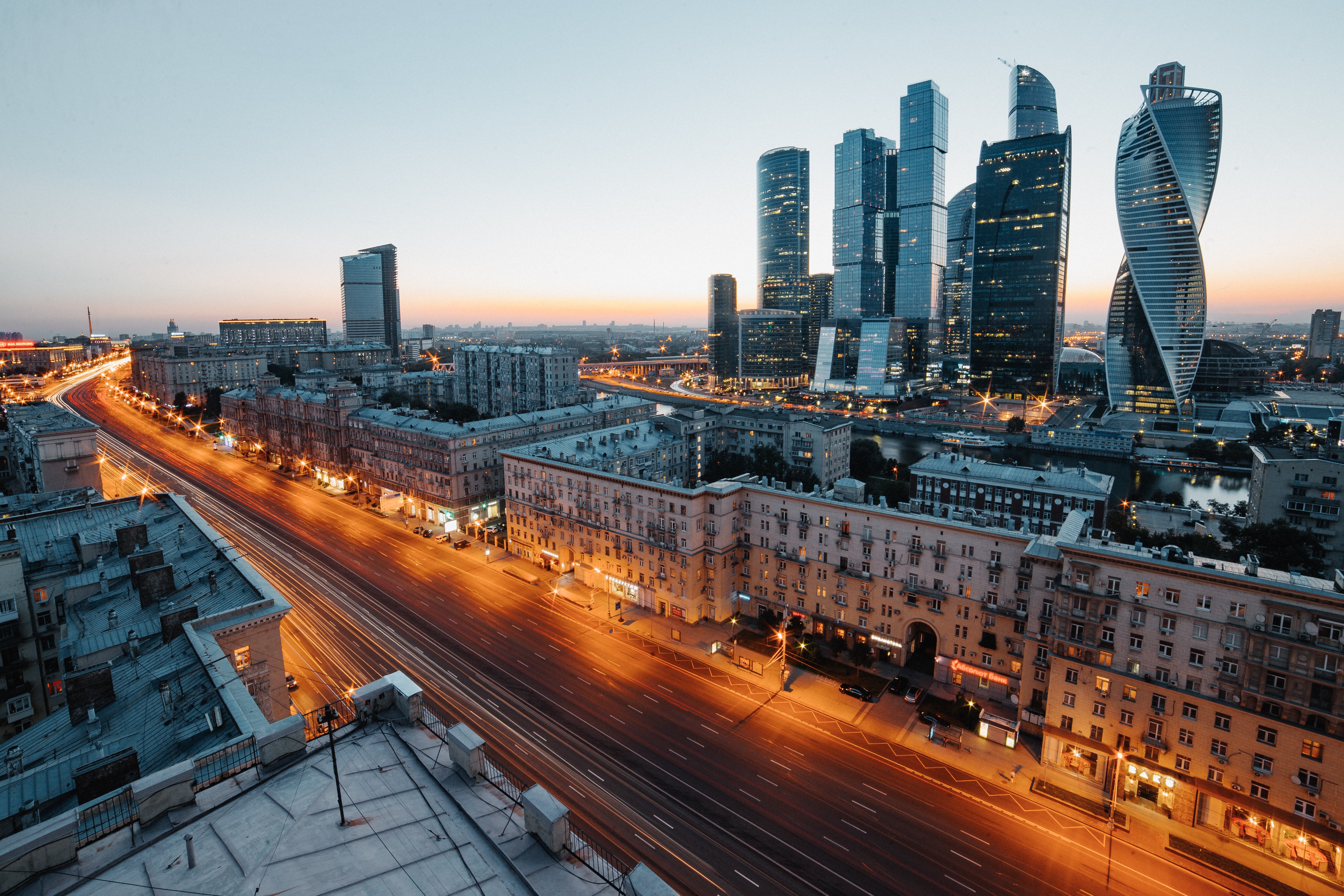 Среди городов. Москва Сити в 1996 году. Небоскрёбы. Москва Сити пейзаж вечером. Хрущевки на фоне Москва Сити пейзаж вечером.