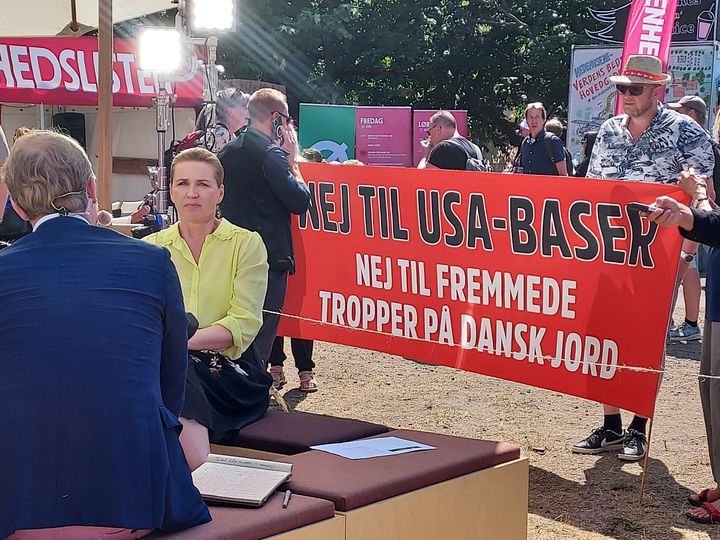 Her ses Fredsinitiativets banner, da det første gang blev præsenteret ved folkemødet på Bornholm i 2022. Mette Frederiksen kom med på billedet