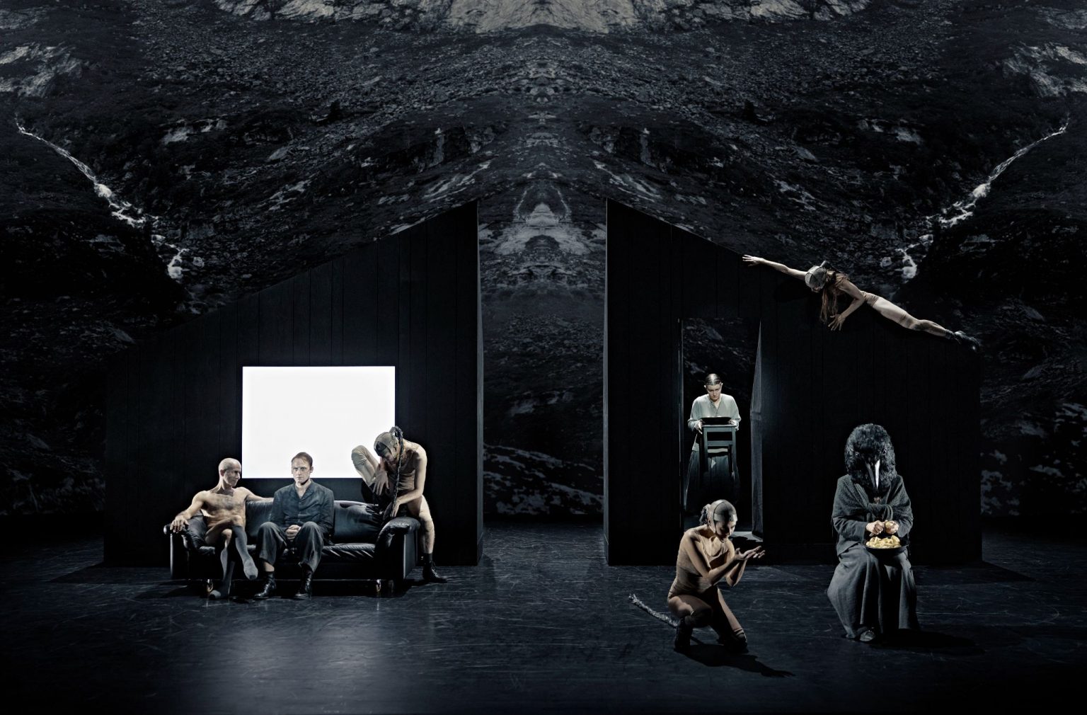 Det Kongelige Teater har lavet et tyndt stykke rugbrød med et tykt lag ...