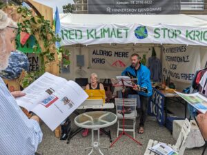 Der blev både sunget, spillet og debatteret i Fredsfolkenes telt